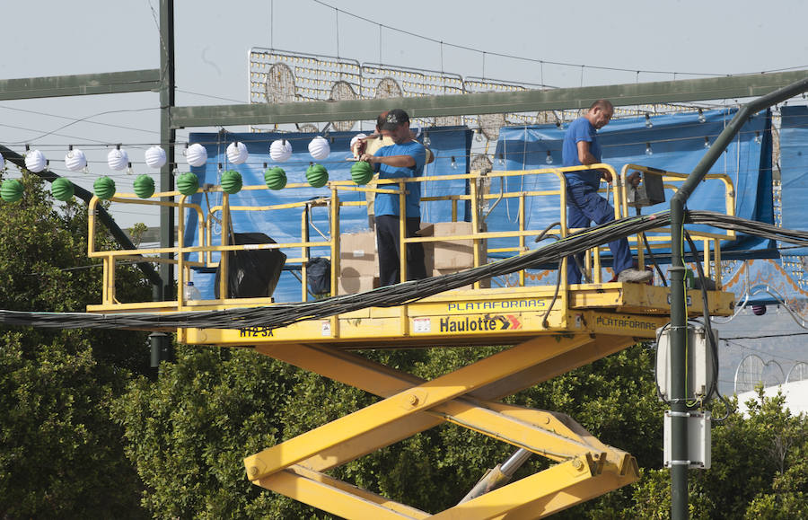Cuenta atrás para la Feria de Málaga 2018 y en el Real del Cortijo de Torres se trabaja para que todo esté a punto.