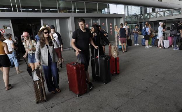 Turistas llegando al aeropuerto el 1 de agosto