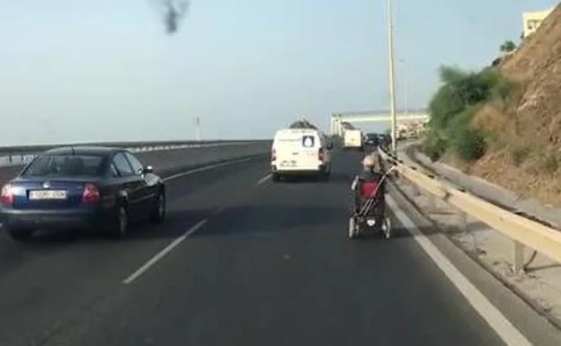 La Guardia Civil intercepta a un hombre tras circular por la autovía de Mijas en una silla de ruedas motorizada