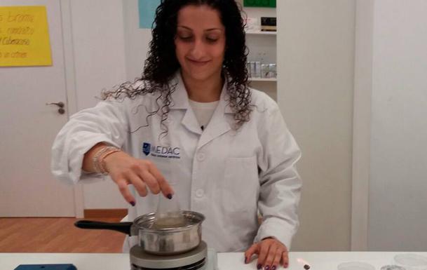 Vera Kuryan en el laboratorio de clase preparando medios de cultivo. 