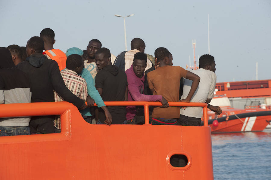 Fotos: Llegan 180 migrantes al Puerto de Málaga este sábado