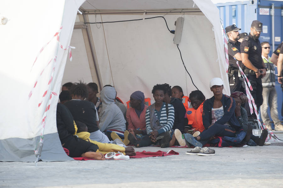 Fotos: Llegan 180 migrantes al Puerto de Málaga este sábado