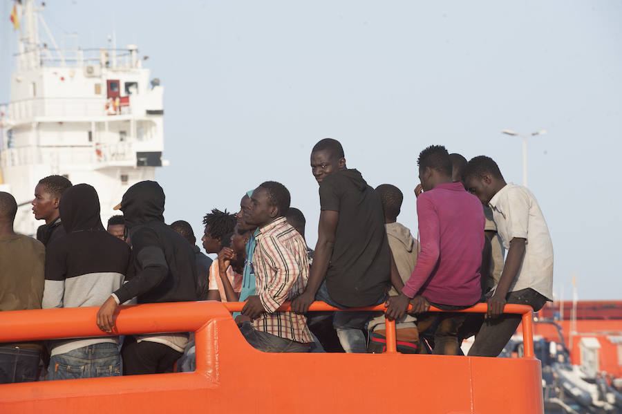 Fotos: Llegan 180 migrantes al Puerto de Málaga este sábado
