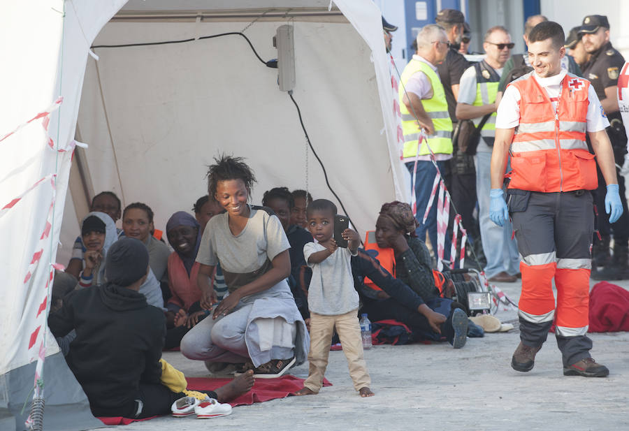 Fotos: Llegan 180 migrantes al Puerto de Málaga este sábado