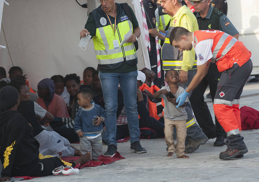 Fotos: Llegan 180 migrantes al Puerto de Málaga este sábado