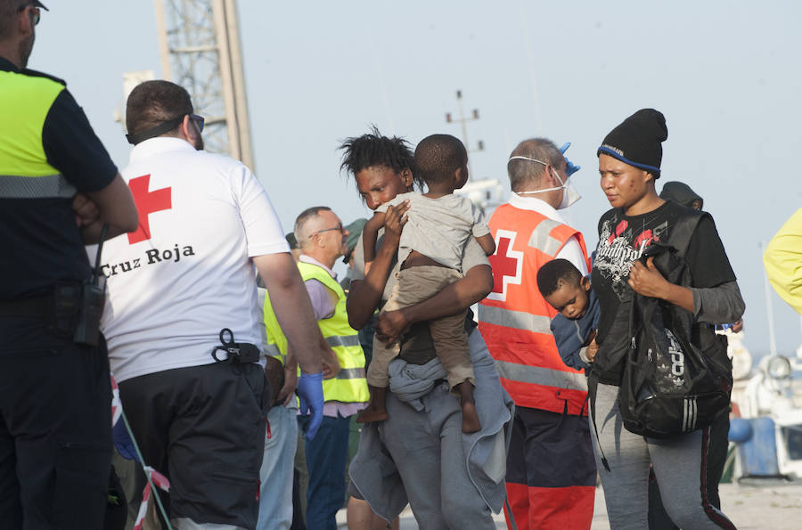 Fotos: Llegan 180 migrantes al Puerto de Málaga este sábado