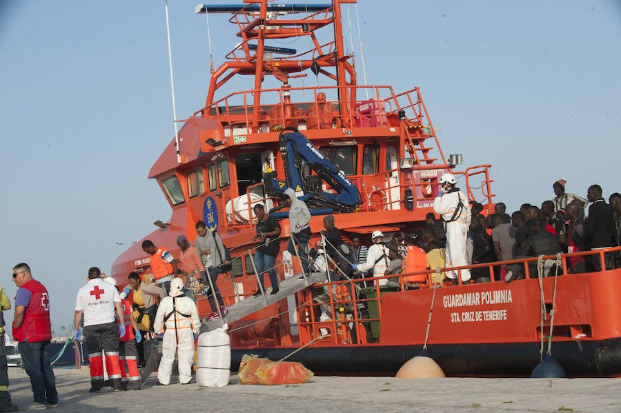 Fotos: Llegan 180 migrantes al Puerto de Málaga este sábado