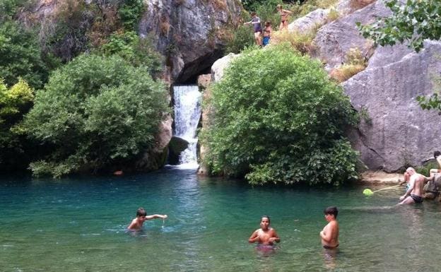 Es el primer verano que se cobra entrada por bañarse en la Cueva del Gato.