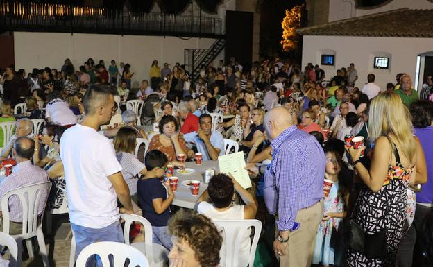 La verbena concitó a numerosos visitantes en la plaza de toros. 