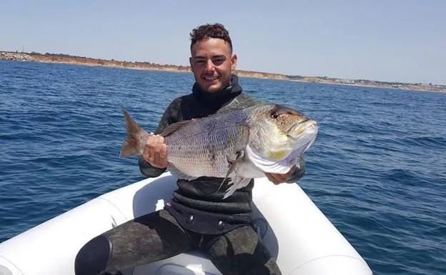 El joven Fidel Jiménez, en una imagen reciente pescando en Barbate. 