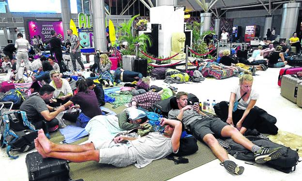 Decenas de turistas esperan un vuelo en el aeropuerto de Lombok, cuya capacidad se vio desbordada por las consecuencias del último terremoto. :: sonny tumbelaka/ afp