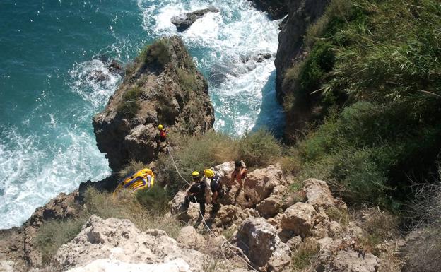 Imagen de un rescate anterior en los acantilados de Maro. 
