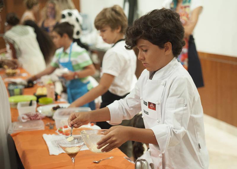 Niños de entre 8 y 12 años amantes de la cocina acuden a la capital para superar las pruebas y entrar en el nuevo programa. 