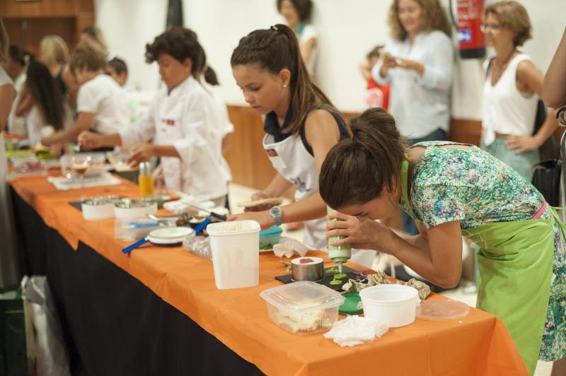 Niños de entre 8 y 12 años amantes de la cocina acuden a la capital para superar las pruebas y entrar en el nuevo programa. 