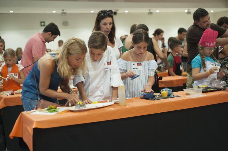 Niños de entre 8 y 12 años amantes de la cocina acuden a la capital para superar las pruebas y entrar en el nuevo programa. 