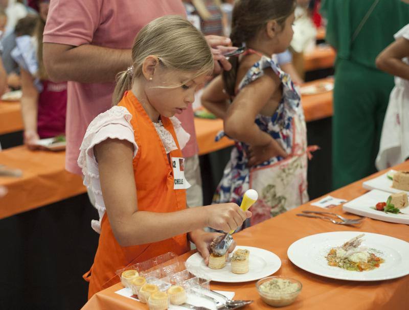 Niños de entre 8 y 12 años amantes de la cocina acuden a la capital para superar las pruebas y entrar en el nuevo programa. 