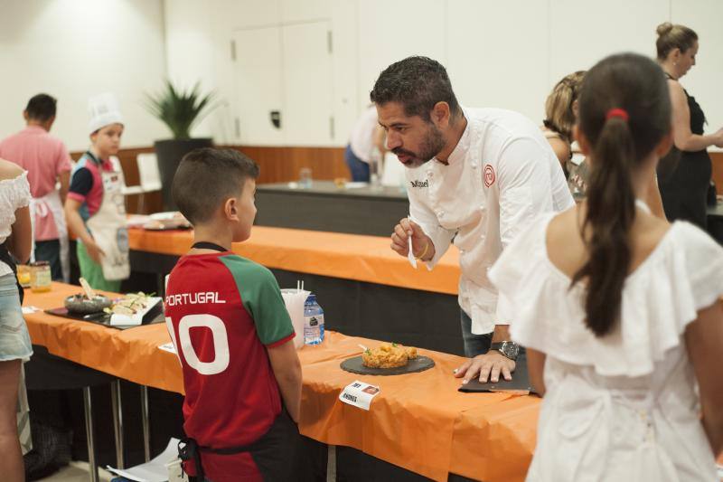 Niños de entre 8 y 12 años amantes de la cocina acuden a la capital para superar las pruebas y entrar en el nuevo programa. 