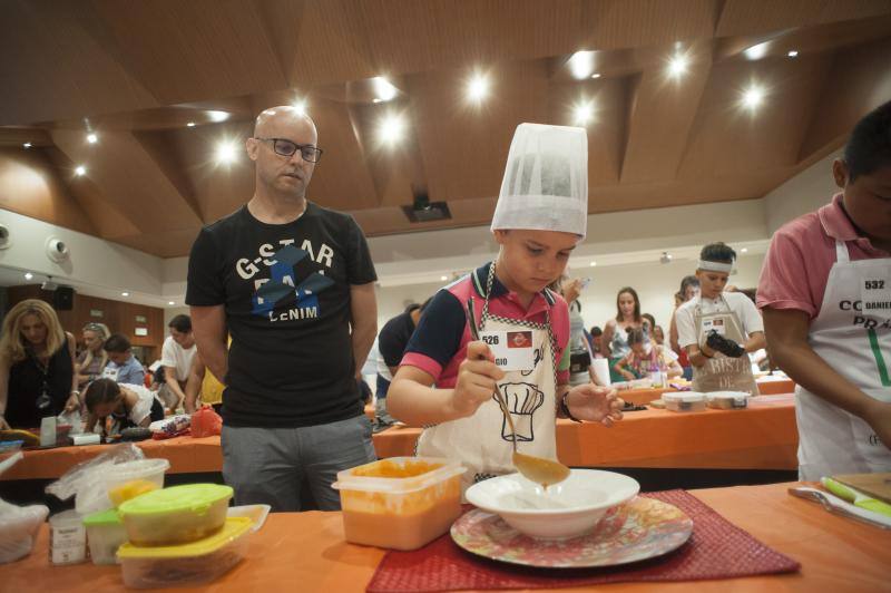 Niños de entre 8 y 12 años amantes de la cocina acuden a la capital para superar las pruebas y entrar en el nuevo programa. 