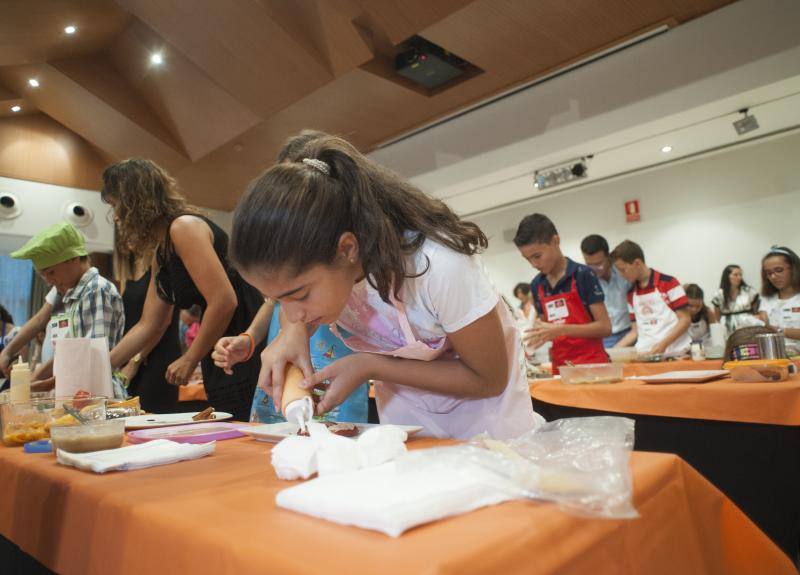 Niños de entre 8 y 12 años amantes de la cocina acuden a la capital para superar las pruebas y entrar en el nuevo programa. 