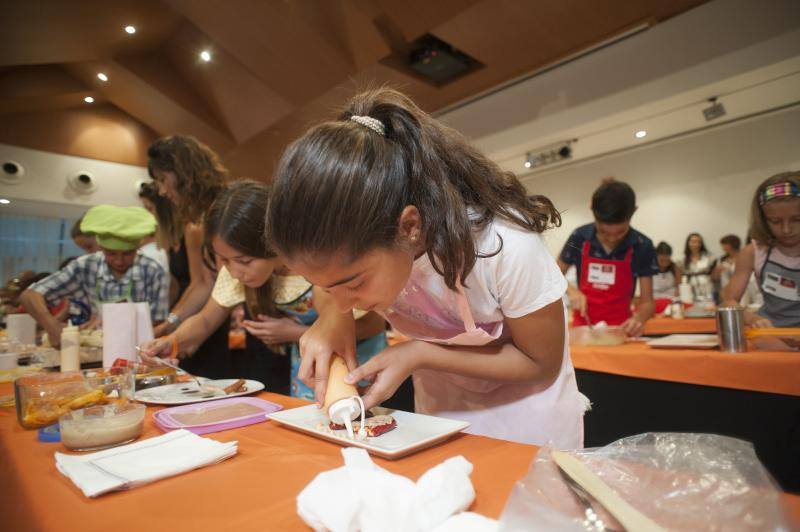 Niños de entre 8 y 12 años amantes de la cocina acuden a la capital para superar las pruebas y entrar en el nuevo programa. 