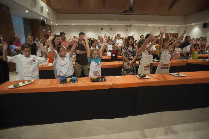 Niños de entre 8 y 12 años amantes de la cocina acuden a la capital para superar las pruebas y entrar en el nuevo programa. 