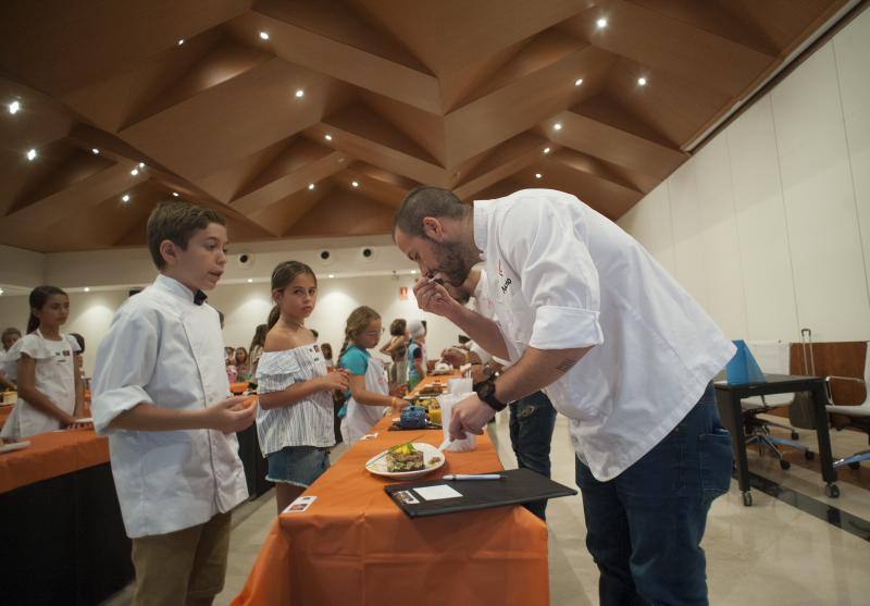 Niños de entre 8 y 12 años amantes de la cocina acuden a la capital para superar las pruebas y entrar en el nuevo programa. 