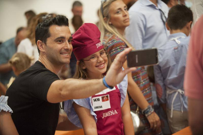 Niños de entre 8 y 12 años amantes de la cocina acuden a la capital para superar las pruebas y entrar en el nuevo programa. 