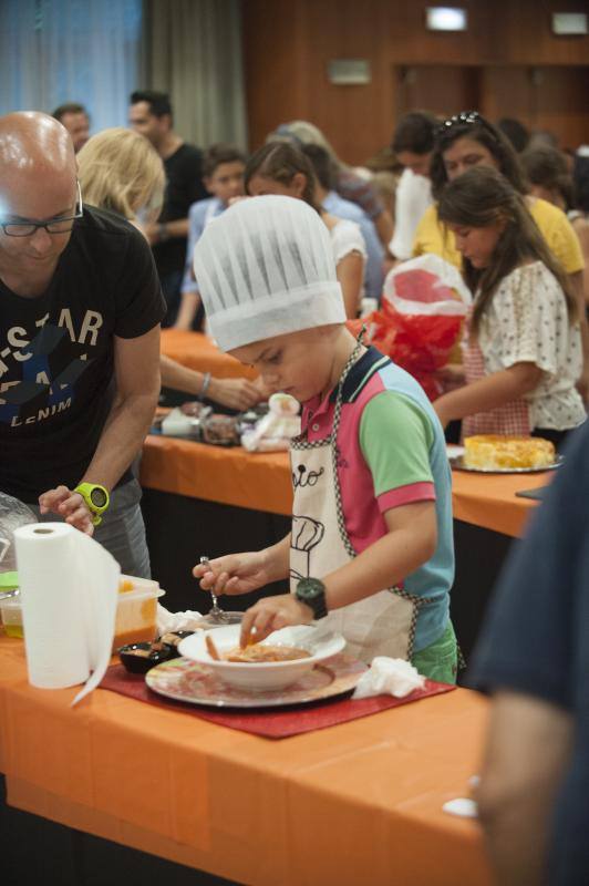 Niños de entre 8 y 12 años amantes de la cocina acuden a la capital para superar las pruebas y entrar en el nuevo programa. 