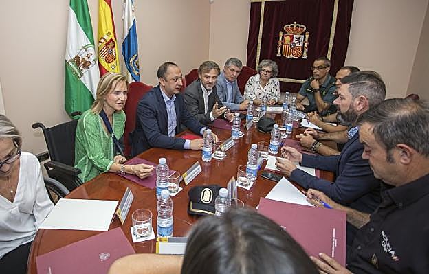 Reunión de Alfonso Rodríguez, José Fiscal y el Mando Operativo para tomar medidas contra los incendios de la última semana en Huelva.