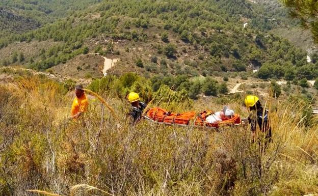 Imagen del operativo de rescate, este miércoles en la Sierra Almijara de Nerja.