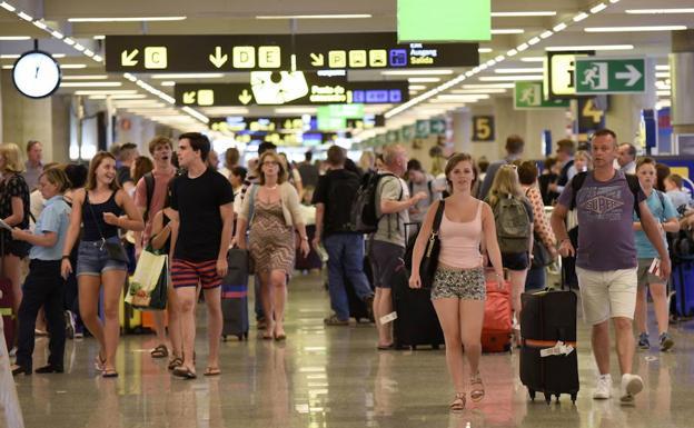 Turistas en el aeropuerto de Málaga. 