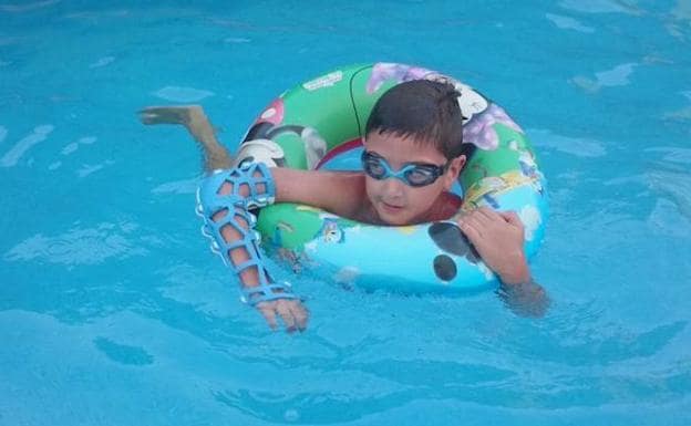 Un niño con Fix It disfruta de la piscina.