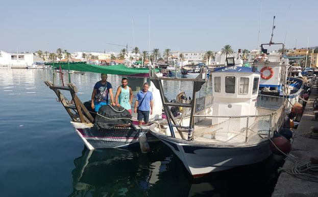 Armadores de la flota de marisqueo de Caleta de Vélez parados a causa de las toxinas en los caladeros malagueños.