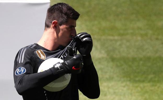 Thibaut Courtois se besa el escudo del Real Madrid sobre el césped del Bernabéu. 