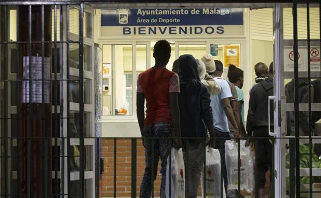 Inmigrantes llegan al pabellón de El Palo