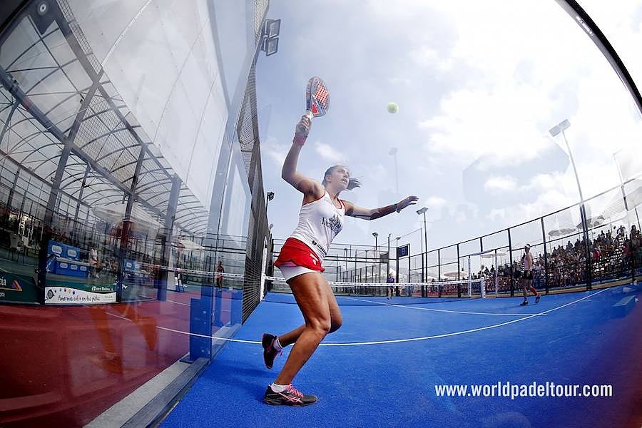 La sorpresa la ha dado la precoz Bea González, clasificándose a las 'semis' al ganar en la mañana de este viernes junto a su compañera Catalina Tenorio a la pareja Marta Ortega y Ariana Sánchez. Carolina Navarro ha quedado apeada de las semifinales al caer ante Marta Marrero y Alejandra Salazar.