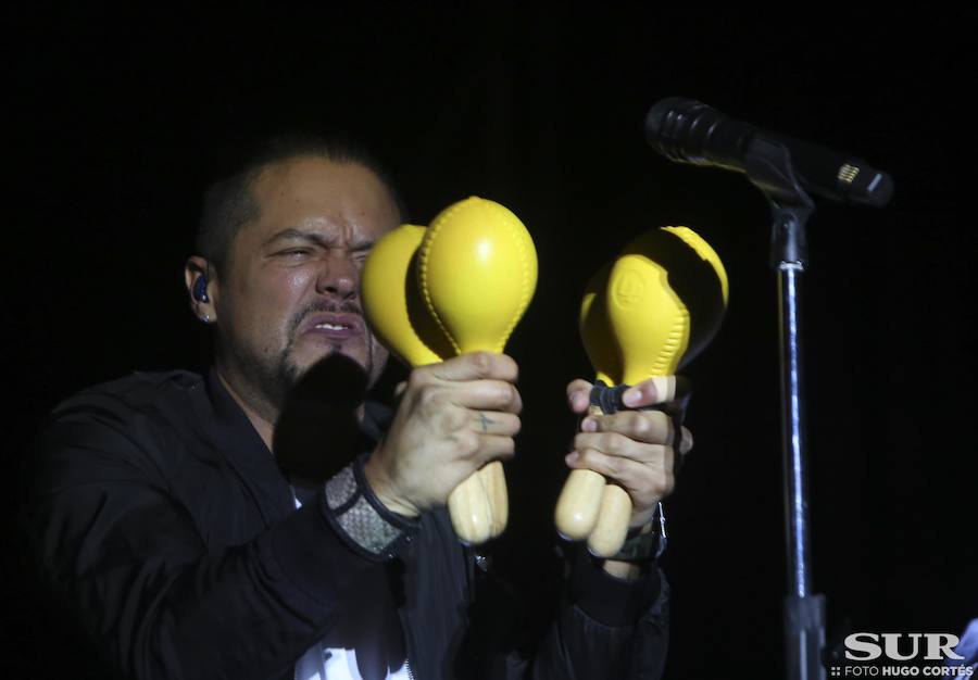 Santana transforma la ladera del Sohail en una sucursal de Woodstock