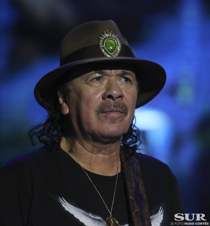 Santana transforma la ladera del Sohail en una sucursal de Woodstock