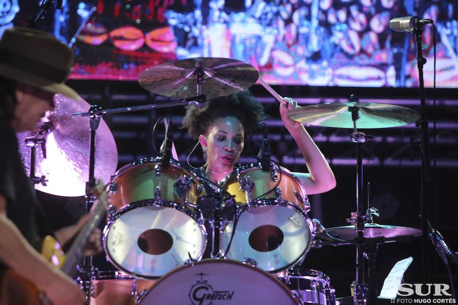 Santana transforma la ladera del Sohail en una sucursal de Woodstock