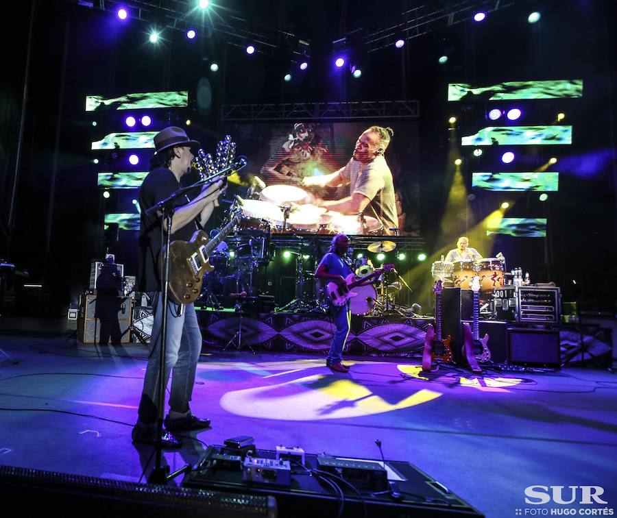 Santana transforma la ladera del Sohail en una sucursal de Woodstock