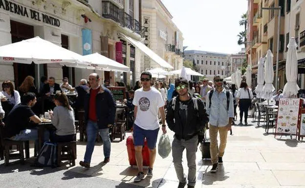 Varios turistas paseando por la calle Alcazabilla.