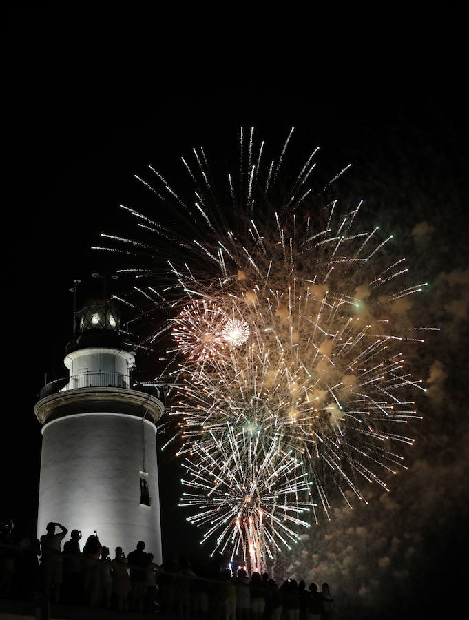 Repasamos en imágenes el espectáculo de fuegos artificiales que abrió la Feria de Málaga 2018.