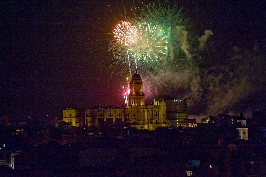 Repasamos en imágenes el espectáculo de fuegos artificiales que abrió la Feria de Málaga 2018.