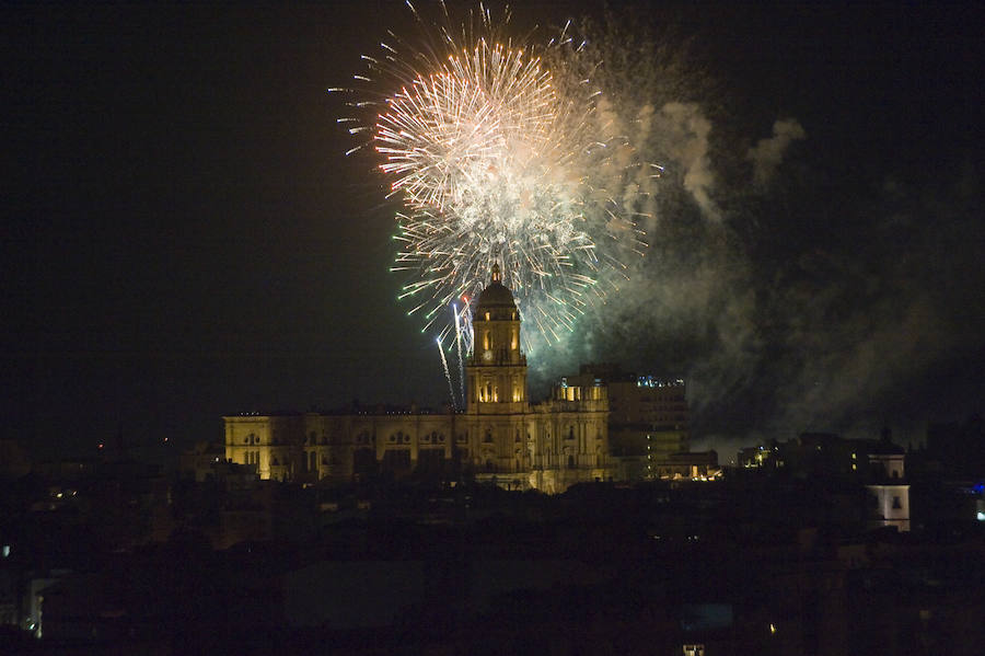 Repasamos en imágenes el espectáculo de fuegos artificiales que abrió la Feria de Málaga 2018.