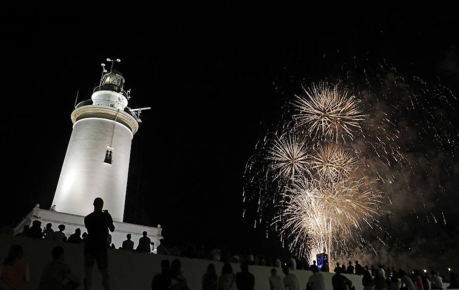 Repasamos en imágenes el espectáculo de fuegos artificiales que abrió la Feria de Málaga 2018.