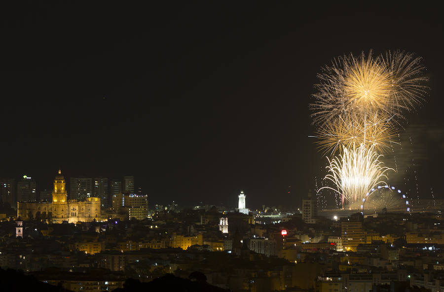 Repasamos en imágenes el espectáculo de fuegos artificiales que abrió la Feria de Málaga 2018.