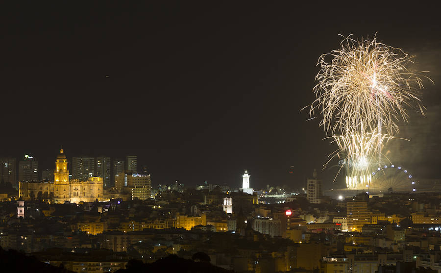 Repasamos en imágenes el espectáculo de fuegos artificiales que abrió la Feria de Málaga 2018.