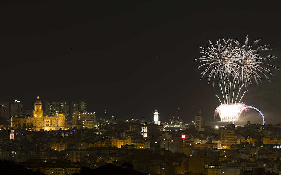 Repasamos en imágenes el espectáculo de fuegos artificiales que abrió la Feria de Málaga 2018.
