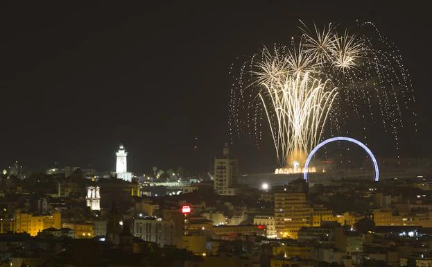 Galería. Las majores imágenes del espectáculo de fuegos artificiales que abrieron la Feria de Málaga 2018. 