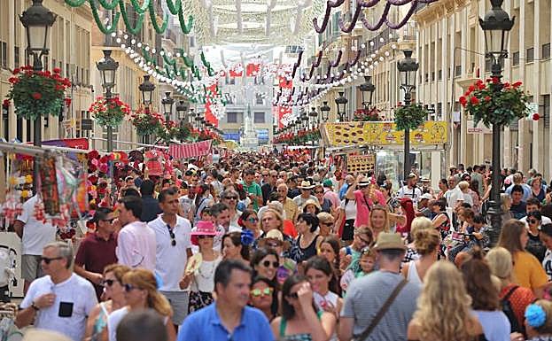 Malagueños y foráneos empezaron con ganas de feria y llenaron el Centro en el primer día para disfrutar de la fiesta.